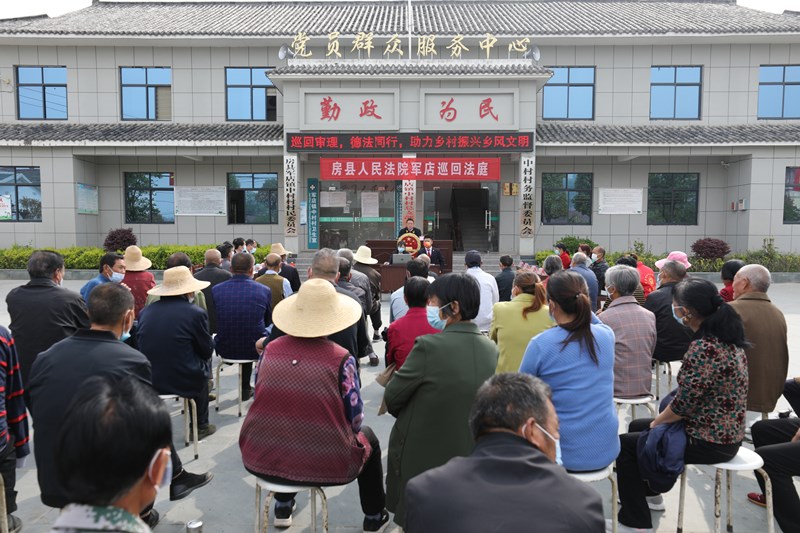旁听群众.jpg 旁听群众.jpg